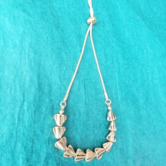 2/10$ Gold tone dainty triangle bracelet - Picture 3 of 4